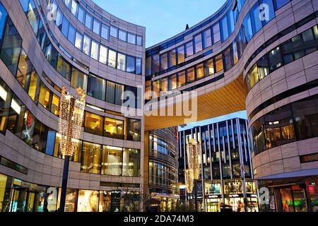 Le luxueux complexe 'Kö-Bogen' du centre-ville de Düsseldorf avec éclairage de Noël. Banque D'Images