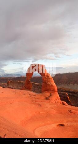 Delicate Arch est une arche naturelle indépendante de 52 m (16 pieds) située dans le parc national d'Arches, près de Moab, dans le Grand County, Utah, États-Unis. Banque D'Images