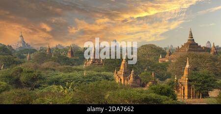 Vue d'en haut, vue aérienne stupéfiante de la zone archéologique de Bagan au coucher du soleil. Banque D'Images