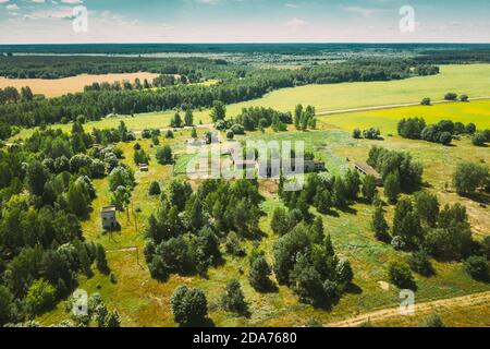 Bélarus. Vue aérienne de Cowshed dans la zone de Tchernobyl. Catastrophes de Tchernobyl. Maison en ruine dans le village biélorusse. Des villages entiers doivent l'être Banque D'Images