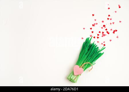Fond festif d'un bouquet décoratif et de coeurs couchés sur un fond clair avec espace pour la copie. Banque D'Images