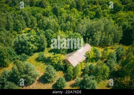 Bélarus. Vue aérienne du bassin de Cowshed en ruines dans la zone de Tchernobyl. Catastrophes de Tchernobyl. Maison en ruine dans le village biélorusse. Villages entiers Banque D'Images