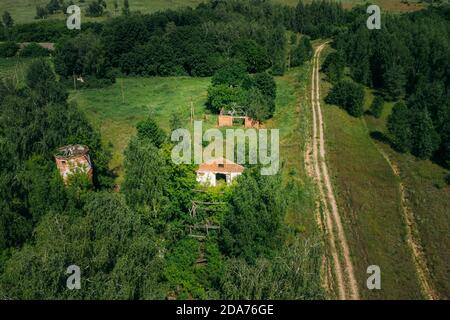 Bélarus. Vue aérienne du bassin de Cowshed en ruines dans la zone de Tchernobyl. Catastrophes de Tchernobyl. Maison en ruine dans le village biélorusse. Villages entiers Banque D'Images