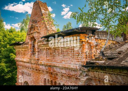 Dziemjanki, région de Gomel, Bélarus. Vue en hauteur de la zone de réinstallation de Gerard Nicholas Tchernobyl, un manoir abandonné en ruine. Tchernobyl Banque D'Images