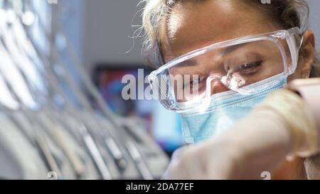 Réception de femme dentiste à l'orthodontiste Remplacement des bretelles Banque D'Images