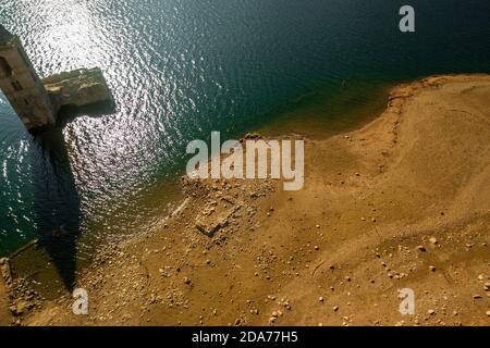 Vue aérienne du marais de Sau en Espagne. Images d'oiseau. Banque D'Images