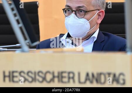 10 novembre 2020, Hessen, Wiesbaden: Tarek Al-Wazir (Bündnis 90/Die Grünen), ministre de l'économie et vice-premier ministre de l'État de Hesse, participe à la session plénière du Parlement de l'État de Hesse avec protection de la bouche et du nez. Pour la première fois, les masques seront obligatoires à cette session. Photo: Arne Dedert/dpa Banque D'Images