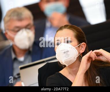 10 novembre 2020, Hessen, Wiesbaden: Janine Wissler (Die Linke), leader du groupe parlementaire, participe à la session plénière du Parlement de l'État de Hesse avec protection de la bouche et du nez. Pour la première fois, les masques sont obligatoires pendant la session. Photo: Arne Dedert/dpa Banque D'Images