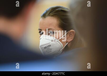 10 novembre 2020, Hessen, Wiesbaden: Janine Wissler (Die Linke), leader du groupe parlementaire, participe à la session plénière du Parlement de l'État de Hesse avec protection de la bouche et du nez. Pour la première fois, les masques sont obligatoires pendant la session. Photo: Arne Dedert/dpa Banque D'Images