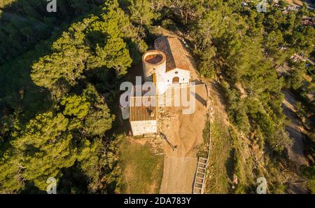 Vue aérienne d'une chapelle de Blanes, située en Catalogne, Espagne. Photographie réalisée avec un drone Banque D'Images