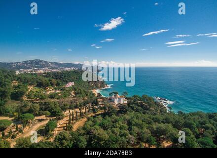 Vue aérienne de l'Hermitage de santa Cristina Lloret de Mar. Place située sur la Costa brava. Ici vous pouvez voir toutes les plages de la région Banque D'Images