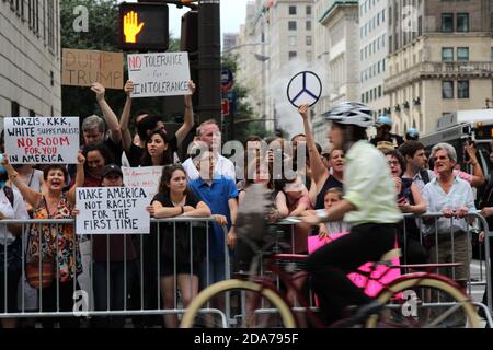 Les gens expriment leurs sentiments à l'égard de Donald Trump, New York, États-Unis Banque D'Images