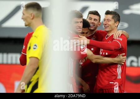 Robert LEWANDOWSKI (M) applaudit son objectif à 1: 2, jubilation, jubeln, Freude, applaudissements, avec Lucas HERNANDEZ (M), Thomas MUELLER (Mvºller, M) et Serge GNABREY (M), Thomas MEUNIER (DO) déçu, déçu, déçu, déçu, déçu Soccer 1. Bundesliga, 7e jour de match, Borussia Dortmund (DO) - FC Bayern Munich (M) 2: 3, le 7 novembre 2020 à Dortmund/Allemagne. Photo: Stefan Matzke/samics/Pool via FOTOAGENTUR SVEN SIMON à des fins journalistiques seulement! Réservé à un usage éditorial ! ## conformément aux exigences de la DFL Deutsche-fuss uball Liga, il est interdit d'utiliser ou ha Banque D'Images