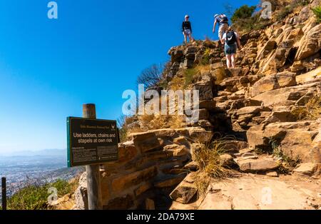 Randonneurs ou touristes montant la montagne de Lion's Head Banque D'Images