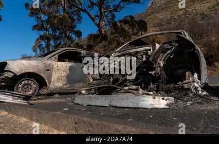 Voiture charrée après les feux de brousse catastrophiques Banque D'Images