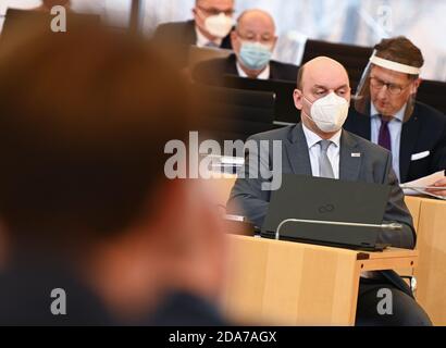 10 novembre 2020, Hessen, Wiesbaden: Les membres de l'AfD du Parlement Heiko Scholz (l-r), Bernd Vohl, Robert Lambrou, président du groupe parlementaire, et Frank Grobe participent à la session plénière du Parlement de l'État de Hesse avec protecteurs de la bouche et du nez et visières respectivement. Pour la première fois, les masques seront obligatoires pendant la session. Il y a quelques jours, le conseil des anciens du Parlement de l'État a ordonné le port d'un protecteur de la bouche et du nez pour se protéger contre l'infection par le virus due à la pandémie de corona. La faction Hesse AfD veut empêcher le port obligatoire de ma Banque D'Images