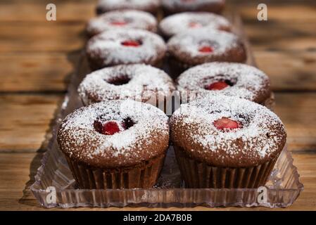 Desserts cake fraîchement préparés sur un plateau en verre à l'extérieur. Vue grand angle. Gros plan. Banque D'Images