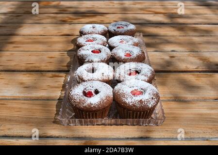 Desserts maison aux petits gâteaux fraîchement préparés avec centre de fruits sur une table extérieure. Vue grand angle. Banque D'Images