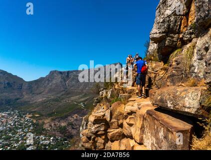 Randonneurs ou touristes montant la montagne de Lion's Head Banque D'Images