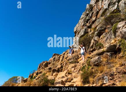 Cape Town, Afrique du Sud - 17 mars 2020 : randonneurs ou touristes montant la montagne de Lion's Head Banque D'Images