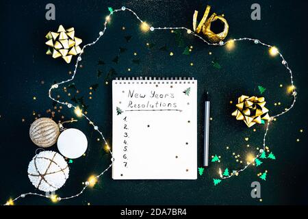 Les objectifs de la nouvelle année. La liste des résolutions dans un bloc-notes. Concept de motivation des aspirations de résolution Banque D'Images