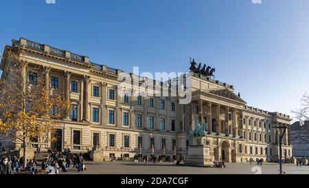 Les gens apprécient le centre-ville de Braunschweig. Le centre commercial Schloss-Arkaden offre un cadre magnifique et la peur du virus corona n'est pas visible. Banque D'Images