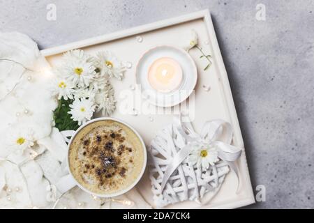 Des moments agréables le matin à la maison avec une tasse de café, des bougies et des fleurs. Sur un plateau en bois. Plat pour les blogueurs. Banque D'Images