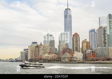 Bateau de croisière sur la voie navigable de New York avec arrière-plan de la Tour de la liberté, Lower Manhattan, New York City, États-Unis Banque D'Images