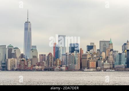 Paysage urbain de Manhattan. La plus grande région métropolitaine du monde. Tour de la liberté et gratte-ciels futuristes. Prise de vue depuis Ellis Island. Banque D'Images