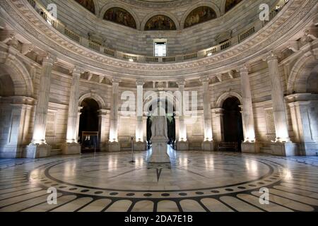 Kolkata, Inde. 10 novembre 2020. À l'intérieur du Victoria Memorial Hall à Kolkata, rouvre après une fermeture de sept mois en raison d'une pandémie de COVID. (Photo de Suraranjan Nandi/Pacific Press) crédit: Pacific Press Media production Corp./Alay Live News Banque D'Images