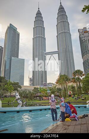 Kuala Lumpur, Malaisie, février 2016. Tours Petronas vues depuis le parc KLCC. Banque D'Images