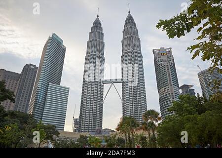 Kuala Lumpur, Malaisie, février 2016. Tours Petronas vues depuis le parc KLCC. Banque D'Images