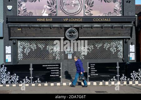 Ascot, Berkshire, Royaume-Uni. 10 novembre 2020. Une dame passe devant un bar à vin fermé à Ascot Hight Street pendant le second confinement du coronavirus Covid-19. Crédit : Maureen McLean/Alay Live News Banque D'Images