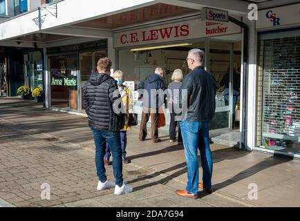 Ascot, Berkshire, Royaume-Uni. 10 novembre 2020. Les gens font la queue devant un boucherie à Ascot High Street, car beaucoup de gens choisissent maintenant de magasiner localement pendant le confinement du coronavirus Covid-19 2. Crédit : Maureen McLean/Alay Live News Banque D'Images