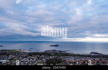 Berwick Law, East Lothian, Écosse, Royaume-Uni, 10 novembre 2020. Météo au Royaume-Uni : vue au crépuscule depuis le sommet de la loi de Berwick, une prise volcanique, un jour couvert. Vue sur le nord sur la ville balnéaire de North Berwick en direction de Fife sur le Firth of Forth et l'île Craigleith Banque D'Images