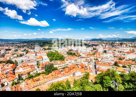 Centre-ville de Ljubljana vue aérienne pendant une journée ensoleillée, Slovénie Banque D'Images