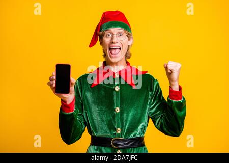 Portrait de son beau beau attrayant réussi heureux gai gai tricherie drôle mec elf tenant dans les mains dispositif se réjouissant d'avoir le plaisir isolé sur lumineux Banque D'Images