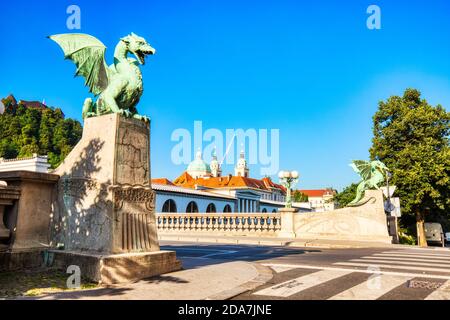 Dragon Bridge pendant une journée ensoleillée à Ljubljana, Slovénie Banque D'Images