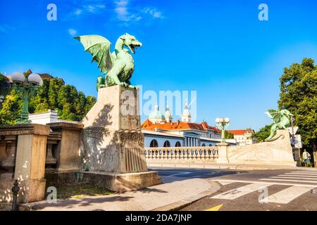 Dragon Bridge pendant une journée ensoleillée à Ljubljana, Slovénie Banque D'Images