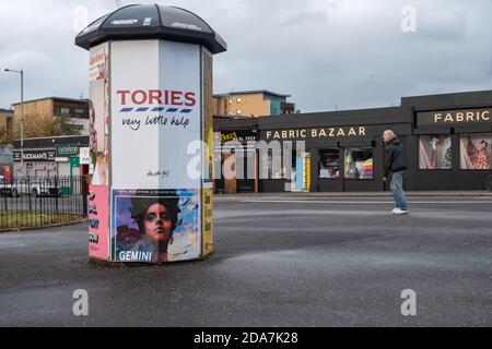 Glasgow, Écosse, Royaume-Uni. 10 novembre 2020. Météo Royaume-Uni. Une affiche disant Tories très peu d'aide, basée sur le slogan de supermarché Tesco chaque petit aide. Credit: SKULLY/Alay Live News Banque D'Images