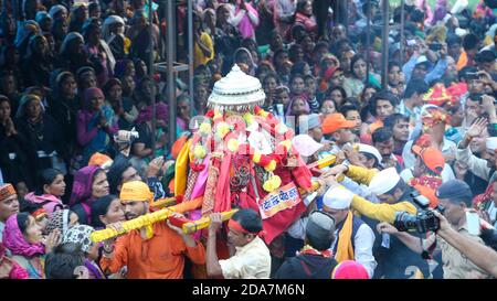 Chamoli, Uttarakhand, Inde, avril 08 2014, Nanda Devi Raj Jat Yatra Dev Doli dans l'Himalaya Uttarakhand Inde. Yatra est organisé une fois en 12 ans dans la région de Chamoli. Le Nanda Devi Raj Jat, d'une durée de trois semaines, est un pèlerinage et un festival d'Uttarakhand en Inde. Banque D'Images