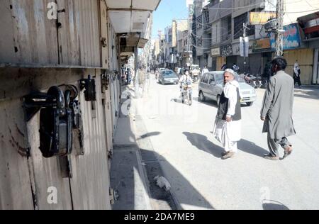 Hyderabad, Pakistan. 10 novembre 2020. Des magasins vus fermés au cours de l'appel de grève de Markazi Anjuman-e-Tajran contre le meurtre d'Anjuman-e-Tajiran Balochistan le secrétaire général Allah Dad Tareen, tué lors d'un tir dans la région de Loai Alizai de Pishin hier, à Quetta le mardi 10 novembre 2020. Credit: Asianet-Pakistan/Alamy Live News Banque D'Images