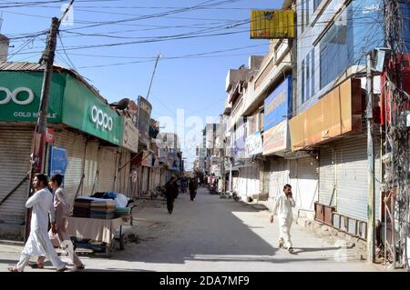 Hyderabad, Pakistan. 10 novembre 2020. Des magasins vus fermés au cours de l'appel de grève de Markazi Anjuman-e-Tajran contre le meurtre d'Anjuman-e-Tajiran Balochistan le secrétaire général Allah Dad Tareen, tué lors d'un tir dans la région de Loai Alizai de Pishin hier, à Quetta le mardi 10 novembre 2020. Credit: Asianet-Pakistan/Alamy Live News Banque D'Images