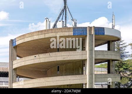 Rampe en spirale de béton dans un garage de stationnement multiniveau Banque D'Images