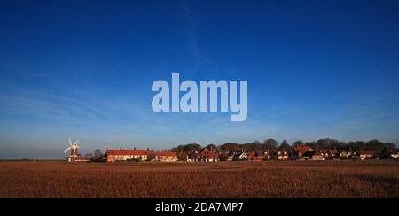 Vue panoramique sur le Moulin à vent de CLEY et le village de l'ouest dans North Norfolk à CLEY Next the Sea, Norfolk, Angleterre, Royaume-Uni. Banque D'Images