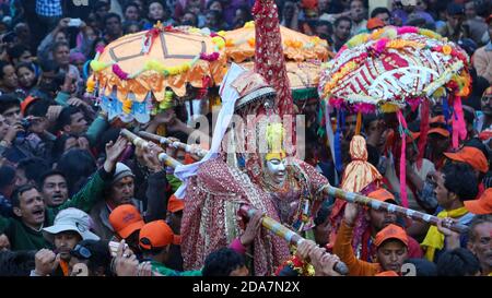 Chamoli, Uttarakhand, Inde, avril 08 2014, Nanda Devi Raj Jat Yatra Dev Doli dans l'Himalaya Uttarakhand Inde. Yatra est organisé une fois en 12 ans dans la région de Chamoli. Le Nanda Devi Raj Jat, d'une durée de trois semaines, est un pèlerinage et un festival d'Uttarakhand en Inde. Banque D'Images