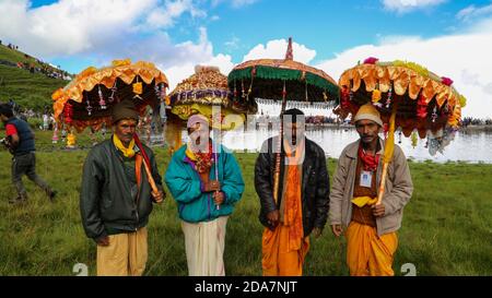 Chamoli, Uttarakhand (Inde), avril 08 2014, dévotés de Nanda Devi Raj Jat, un Yatra religieux à Uttarakhand. Le Nanda Devi Raj Jat, d'une durée de trois semaines, est un pèlerinage et un festival d'Uttarakhand en Inde. Banque D'Images