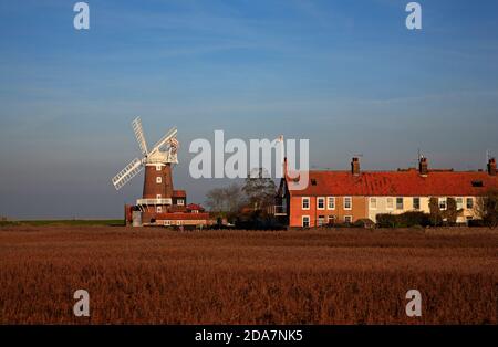 Vue sur le moulin à vent de cinq étages du début du XIXe siècle dans le nord de Norfolk à CLEY Next the Sea, Norfolk, Angleterre, Royaume-Uni. Banque D'Images