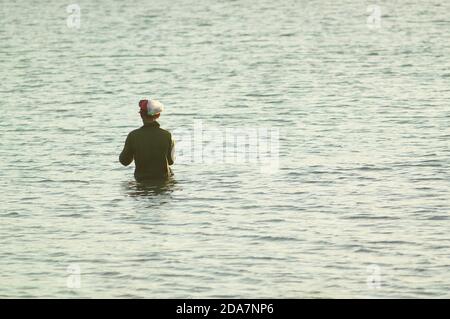 Le mode de vie des pêcheurs sur la plage pour attraper du poisson dans l'après-midi Banque D'Images