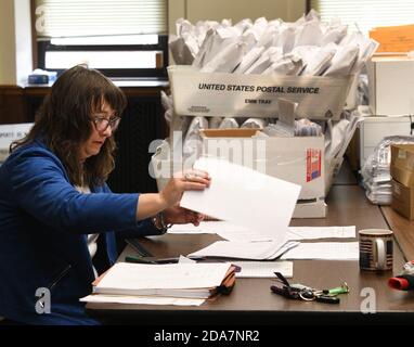 Racine, Wisconsin, États-Unis. 10 novembre 2020. Le Conseil de Canvas se réunit le mardi matin 10 novembre 2020 au palais de justice du comté de racine (Wisconsin), dans le centre-ville de racine, pour certifier les résultats de l'élection présidentielle de novembre 3. Il y avait un démarcheur, chacun, des partis démocrate et républicain, et un observateur de chaque parti. La greffière du comté WENDY CHRISTENSEN a déclaré la semaine dernière qu'environ 102,000 bulletins de vote avaient été déposés dans le comté. Les démarcheurs ont comparé les totaux des votes sur leurs tirages à ceux que Christensen a lus sur une liste maîtresse. (Image de crédit : © Mark HertzbergZUMA Wire) Banque D'Images